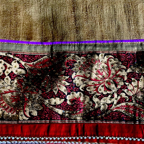 This is very nice Indian traditional saree with ready made blouse. Color beige. - Picture 10 of 10